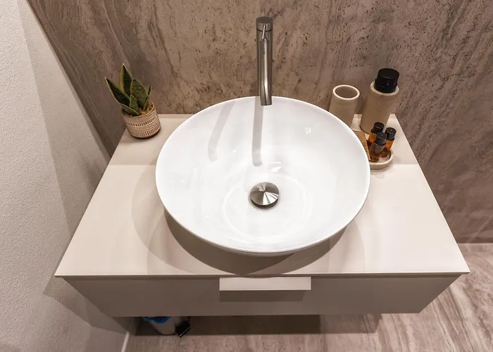 Valentino בית הארחה ראבנה